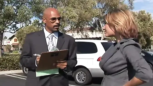 Leigh Livingston dev siyah yarağı alıyor ve sert sikiliyor