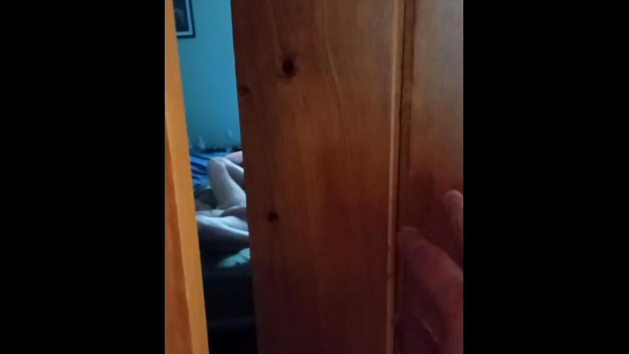 Karımı porno izlerken ve amıyla oynarken kameraya yakaladım!