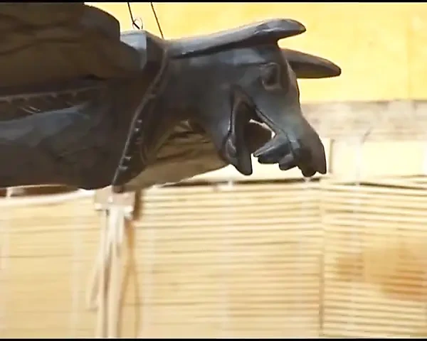 İri güzel Alman nine oyuncağıyla oynamak zorunda