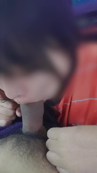 Тайская юная подруга сосет хуй, когда родитель дома - видео от первого лица