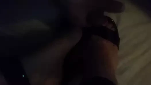 karısının ayakları üzerinde Cumming