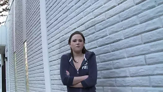 Küçük memeli dövmeli sürtük arkadan almak için eğiliyor