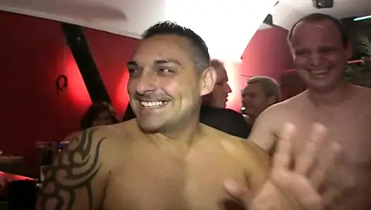 Azgın Alman hatun eş değiştirme partisinde mahvolmanın tadını çıkarıyor