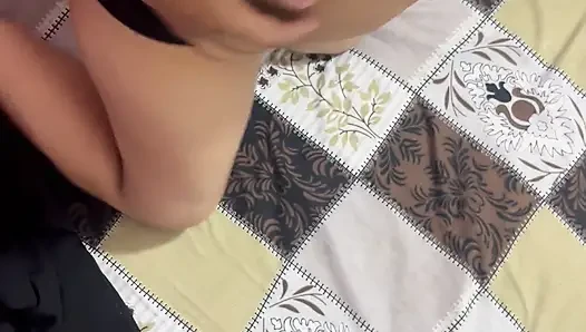 Tesettürlü Hintli Müslüman genç kız üvey erkek kardeşi tarafından götünü ve amını siktiriyor