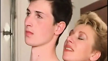 Sıcak kısa saçlı olgun ile genç oğlan