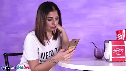 Muhteşem Simoncina naylon kaplı ayaklarını meydan okumadan sergiliyor