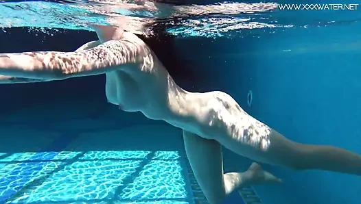 Sheril çiçeği havuz kenarında çok azgın olur