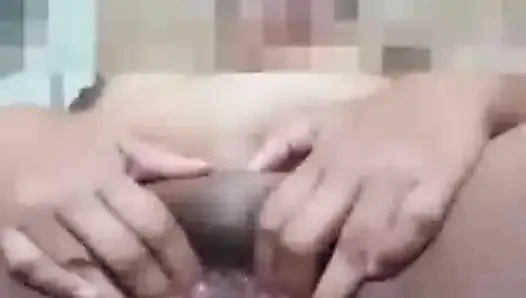Bakire ve sulu bir vajinaya ağda yapıyor ve sergiliyor