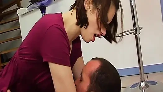 Fransız ofis sekreteri gözlüklerinin her yerine boşalıyor