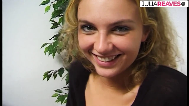 Sarışın kız soyunuyor ve bacaklarını yatakta açıyor