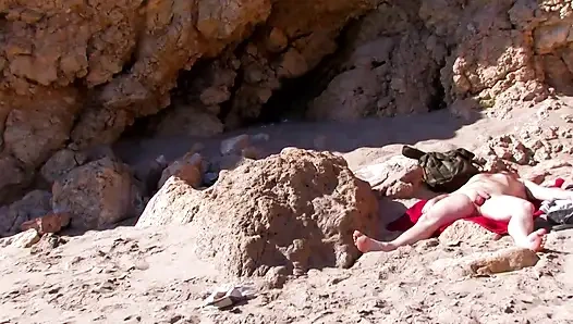 Açık havada anal, göt deliğini sert sikiyor