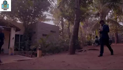 Teslimatçı yenge seks oyuncağının nasıl kullanılacağını öğretir