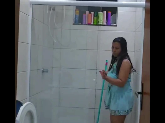 Babam izlerken bana banyoyu temizletiyor