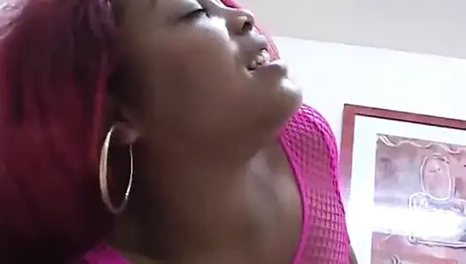 Sarılan vücutlu zenci kızlar ağızda büyük yarağı seviyor... ağzına boşalma