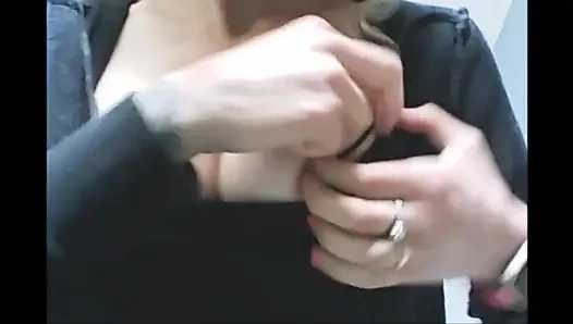 Üvey kız kardeşimin turgid ve sivri meme uçları için dizginsiz tutku