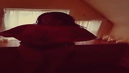 Rene aşk kıyafetini sergiliyor