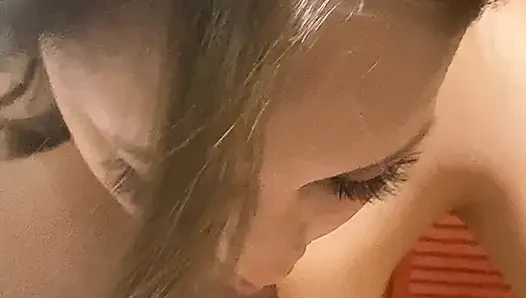 Angy çok seksi ve heyecan verici gırtlağına kadar alıyor