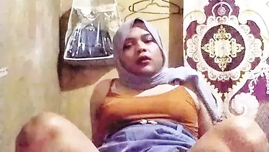Hijab Shemale, Hayranlarının Hayalleri İçin Lise Üniforması Giyiyor
