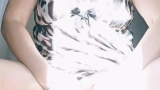 Azgın olgun çömeliyor, genişleyen amını açıyor ve parmaklıyor