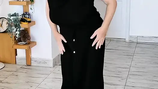 Ateşli orta yaşlı seksi kadın büyük doğal göğüslerini sallıyor, siyah çorap ve yüksek topuklu ayakkabılar giyiyor