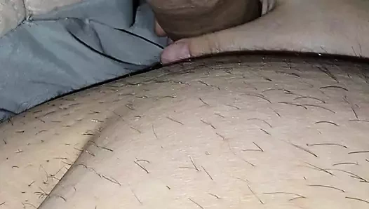 Üvey anne yatakta utanmadan üvey oğlunun yarağına giriyor