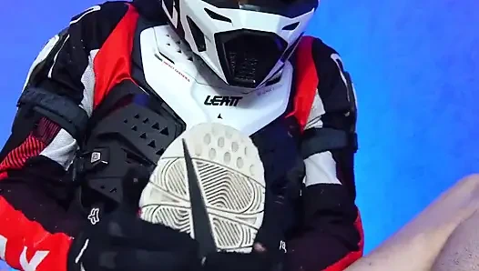 Nike uptempo spor ayakkabıyla sadece rahatlıyor ve sikişiyor