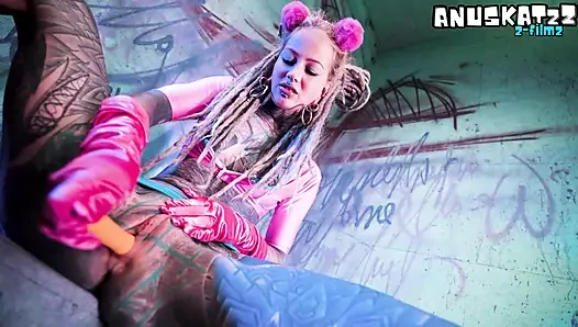 Tam kollu dövmeli koyu gotik hatun dp'nin götünü ve amını tek başına - terli oyuncak sikişiyor ve götten ağza