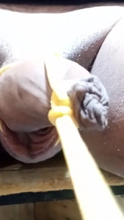 Teyzem penisimi bağlayarak oynarken ayakkabı bağcıklarımla bana yardım ettiğini ve tamamen ıslanıyor, küçük vixen. | Klip 1