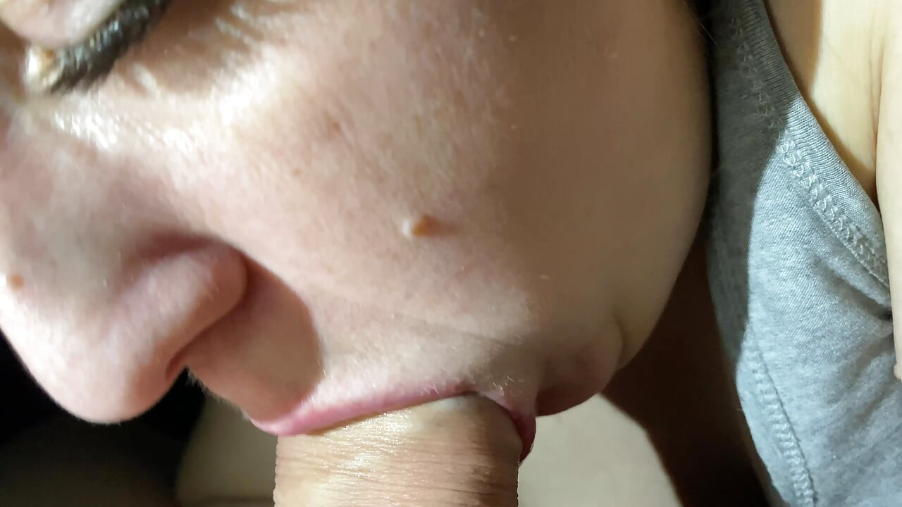 Güzelin ağzını spermle doldurdu, dayanamadı ve dudaklarına sperm döküldü