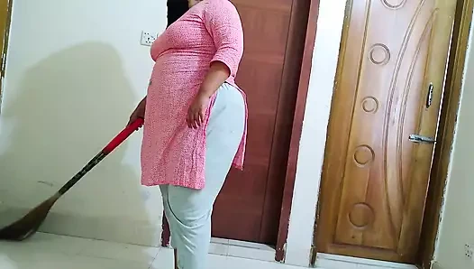 Arap hizmetçi odayı temizlerken patronu tarafından sikiliyor!