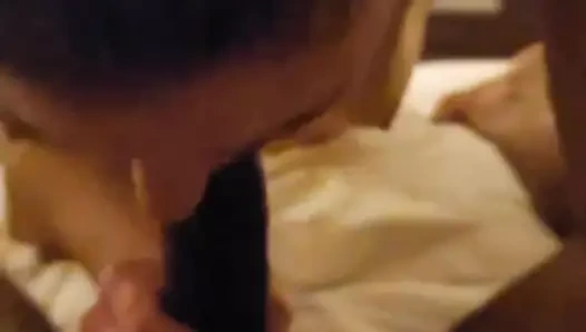 Domuz kuyruklu genç erkek avcısı büyük zenci emiyor