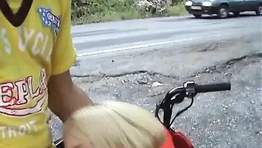 Avrupalı genç kız yol kenarında sikiliyor