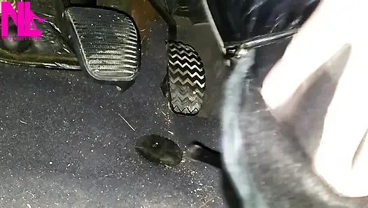 Siyah deri yüksek topuklu çizmelerimi pedalla pompalıyor ve açma
