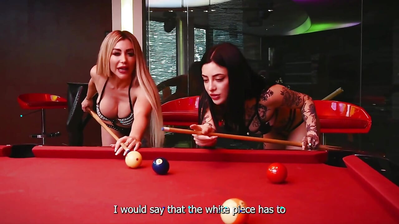 İki azgın kız bilardo masasında bir yabancıyla seks yapıyor - carla boom