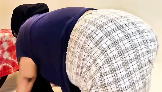 Büyük yuvarlak götlü Müslüman seksi üvey anne çay masasının içine sıkıştı ve yabancıdan anal sikiş istiyor - geniş amcık