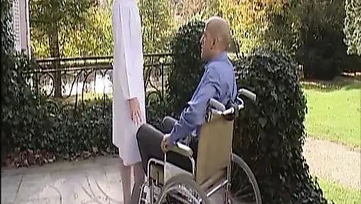 Büyük götlü sarışın Alman ateşli anne klasik sahnede kalın yarağa biniyor