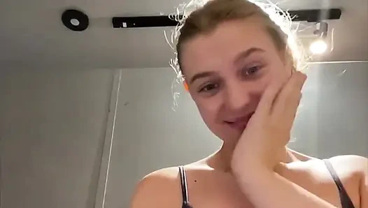 Soyunma odasında büyük yarakla sıkı anal sikiş