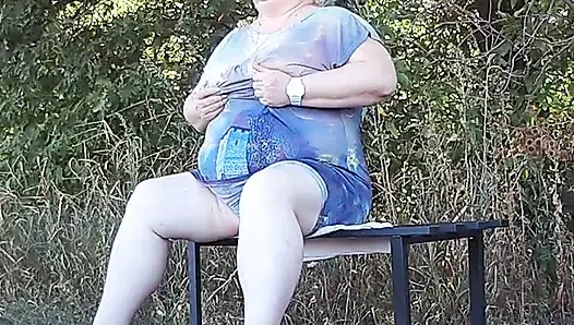 Parkta bir arkadaş soyunuyor ve bankta mastürbasyon yapıyor