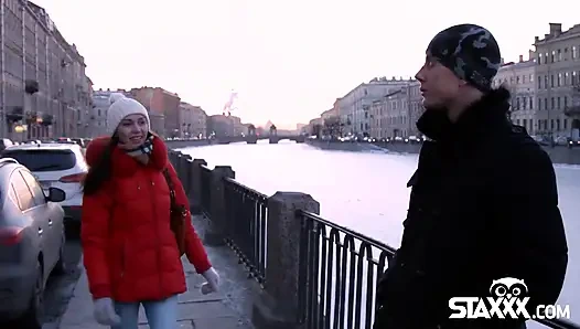 Genç kız erkeğine biraz aşkını gösteriyor