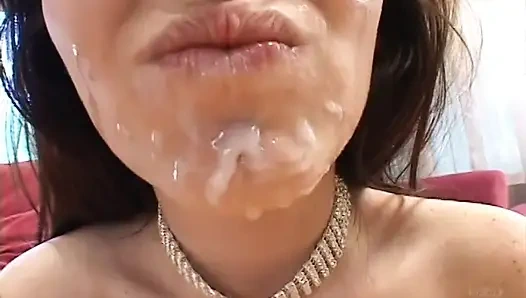 Seksi kız canavar bir yarağı emiyor ve sonra kanepede oturup boşalıyor