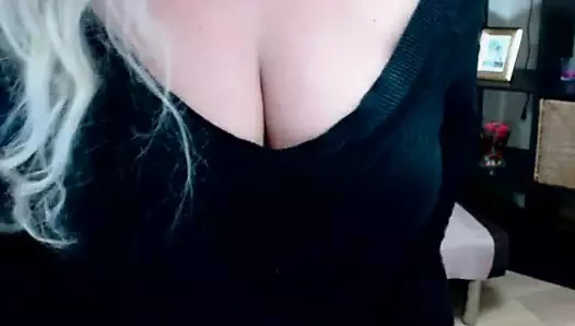 Sonyahot busty sarışın üzerinde web kamerası