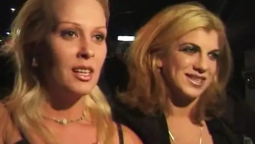 Wilde Lesbenabenteuer in Taxi und Badewanne
