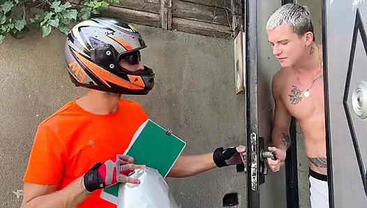 Kurye alışılmadık bir paketi teslim etti ve twink'i anal seks yaparken yakaladı, heyecanlandı ve onu çok sert sikti