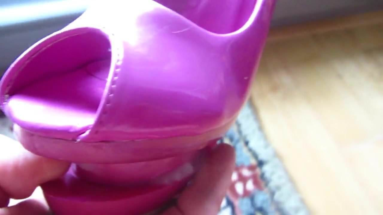 Pembe yüksek topuklu ayakkabılar boşalıyor