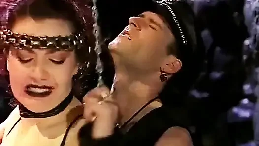 Jessica Rizzo yarak seven kadınlarla iki sahne sunuyor