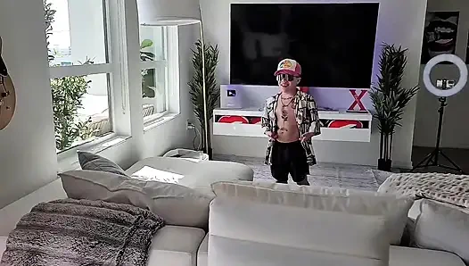 Büyük memeli sarışın ev hanımı dev domuz ile cüce tarafından amını siktiriyor