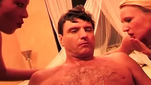 İki azgın orta yaşlı seksi kadın ıslak tükürük gözyaşları içinde yüzünü sırılsıklam yapıyor