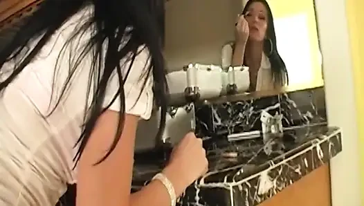 Esmer orta yaşlı seksi kadın sert sikiliyor ve dölleniyor