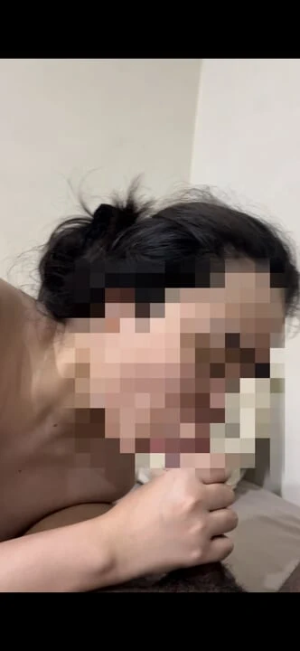 Yüzüme boşalana kadar yarağını emiyor