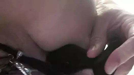 Julie'nin işyerinde kıçına bir fişi var